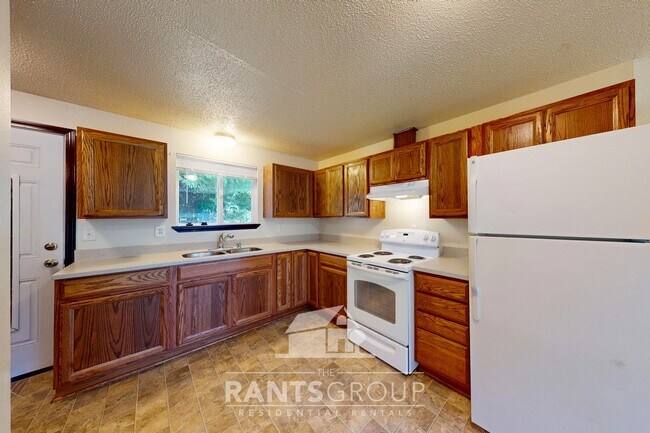 Building Photo - Great Location! Quiet Duplex!