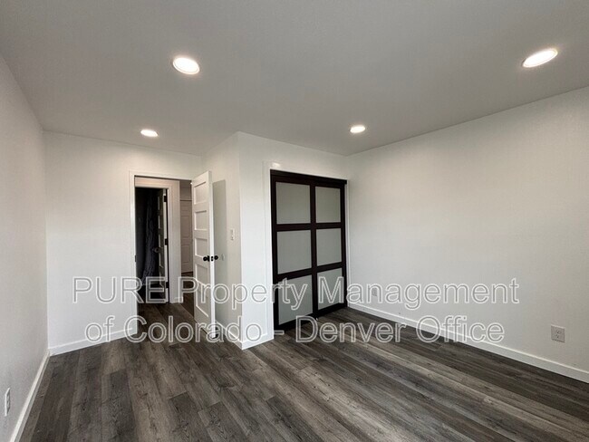 Building Photo - 1150 Golden Cir
