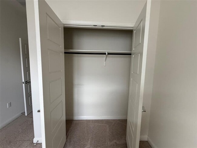 Building Photo - 13800 Lyndhurst St