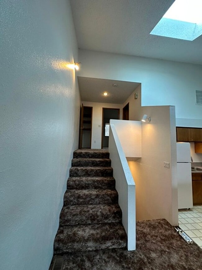 Building Photo - 2 Bedroom, 1 1/2 bath Townhome