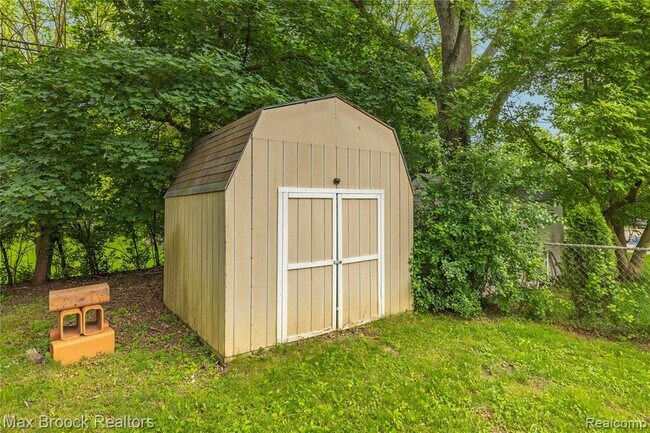 Building Photo - 6695 Lahser Rd