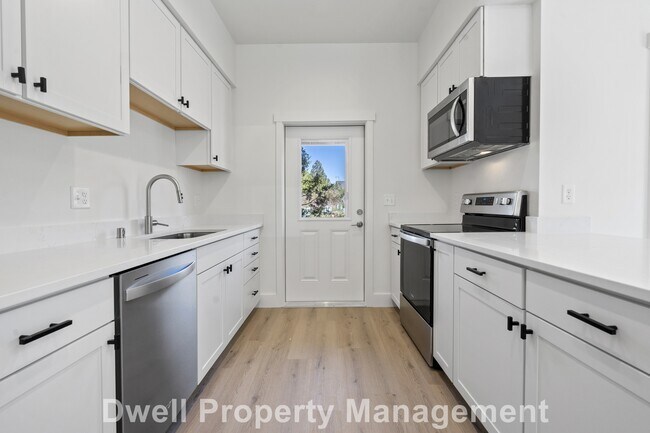 Building Photo - 4020 Dewey Rd