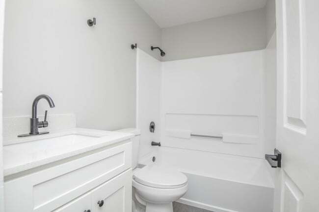 Building Photo - 2440 Woodbine Ave