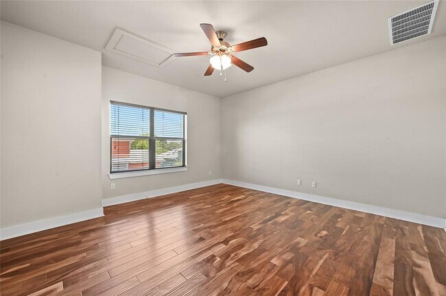 Building Photo - 1504 Lorraine Loop