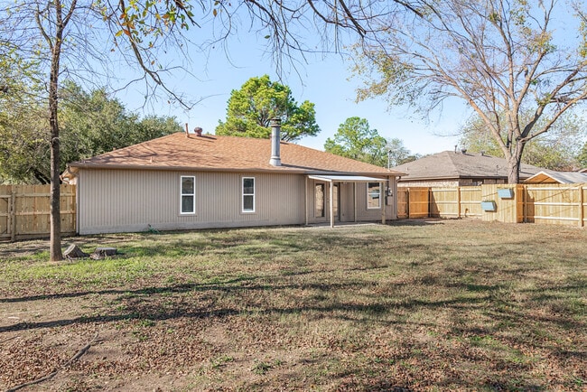 Building Photo - 3900 Sioux Cir