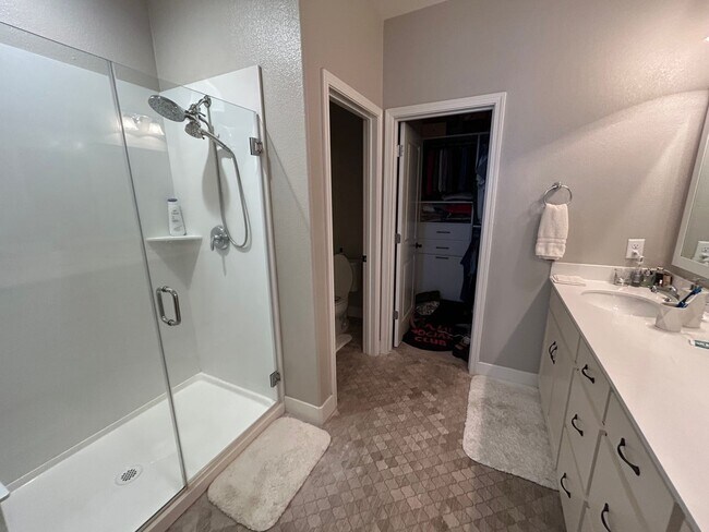 Building Photo - Brighton Oaks Beauty Just Steps from Downt...