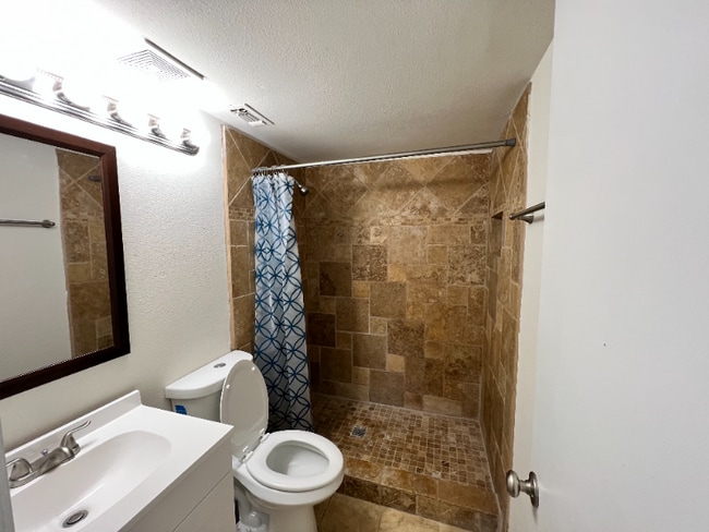 Building Photo - 1505 Larchmont Dr