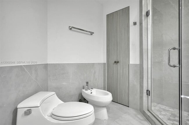 Building Photo - 808 Brickell Key Dr