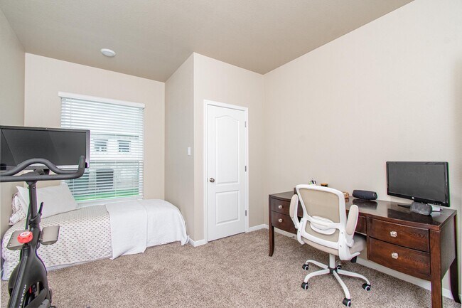Building Photo - 10207 Six Shooter Ln