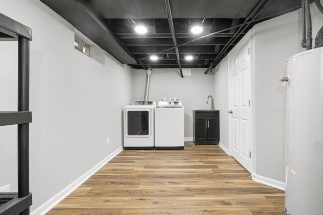 Building Photo - 5348 N Lydell Ave