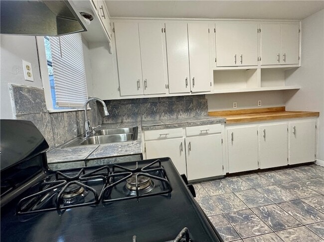 Building Photo - 706 Pennington Dr
