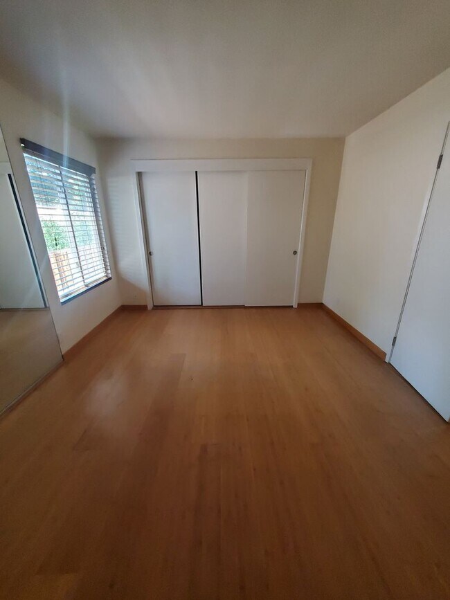 Building Photo - Tasteful Single Story Condo 1bd/1ba - Grea...