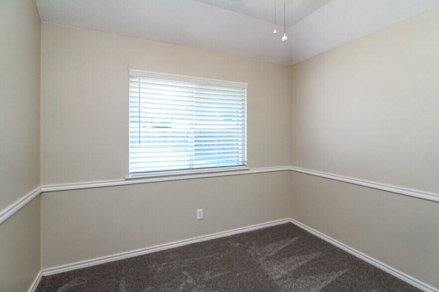 Building Photo - 1211 Old Knoll Dr