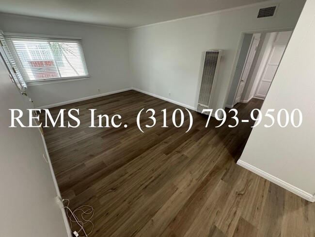 Building Photo - 1 Bedroom Downstairs Apartment w/ (Shared)...