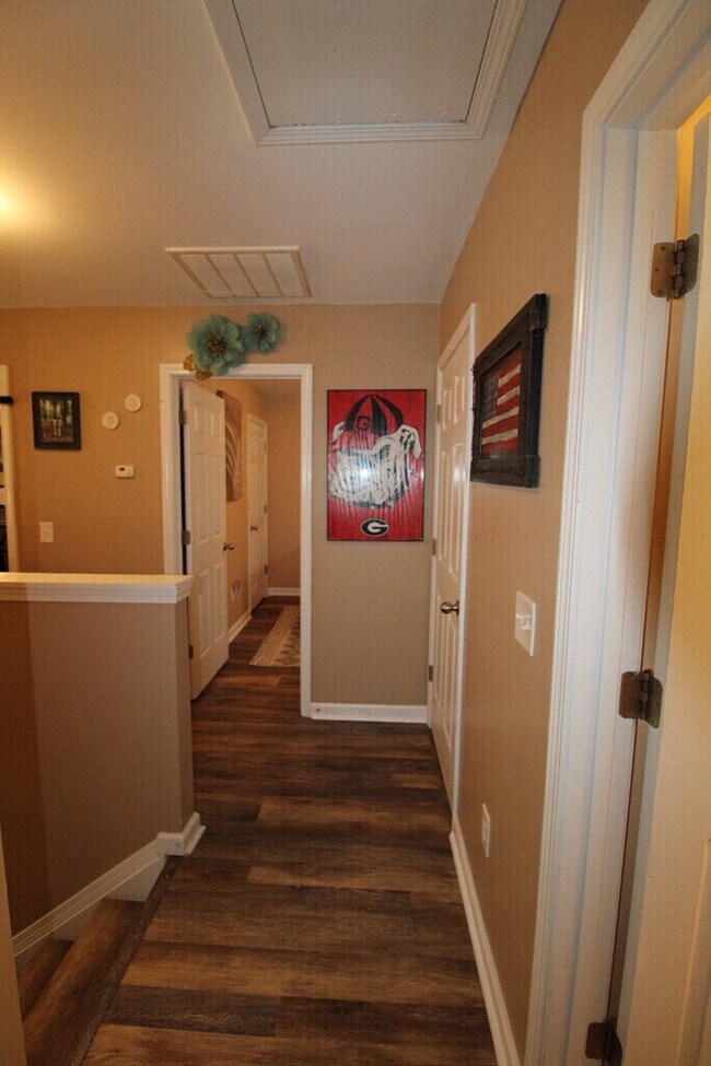 Building Photo - 1425 Mayfield Dr
