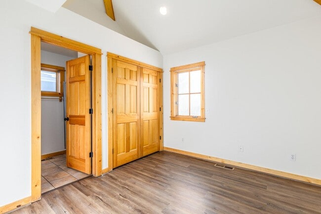 Building Photo - Refreshed Park Ave. Duplex with Historic O...