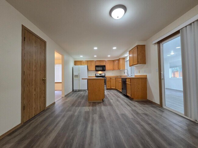 Building Photo - Beautifully updated home!