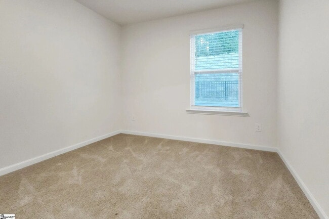 Building Photo - 3 bed, 2.5 bathroom Townhouse