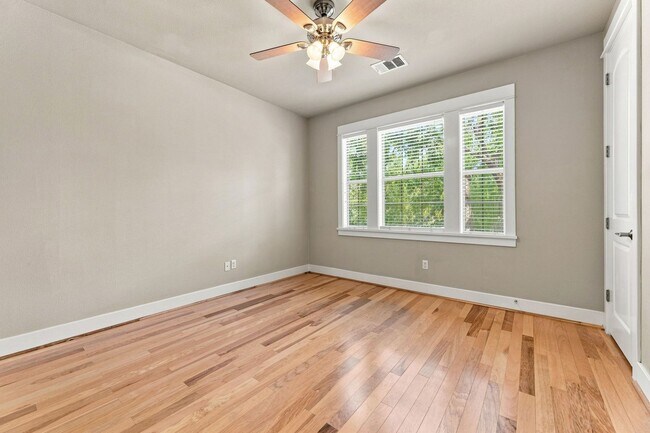 Building Photo - 305 Zennia St