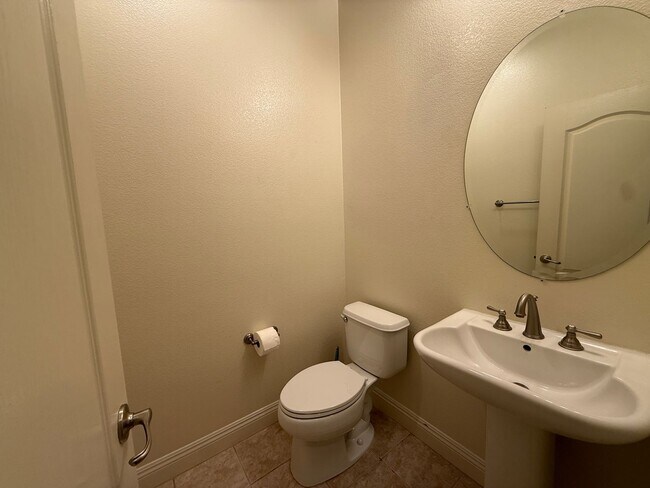 Building Photo - Huge Home in Anatolia Village!