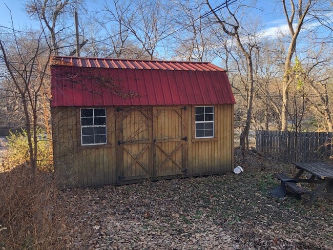 Building Photo - Beautiful 5 Bedroom/2.5 Bathroom Home in Popular Field Club Area