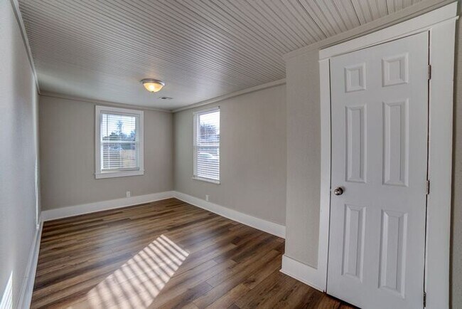 Building Photo - Dreamy Craftsman 3/2 Expertly Remolded