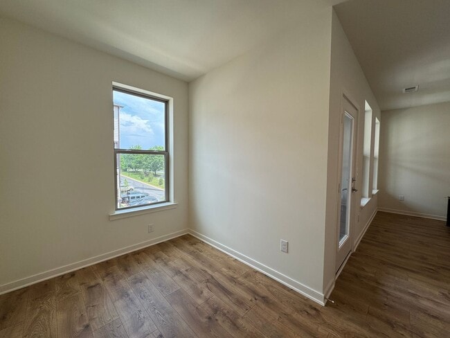 Building Photo - Stylish 3 Bed 2.5 Bath Interior Townhome I...