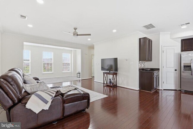 Building Photo - 7931 Crescent Park Dr