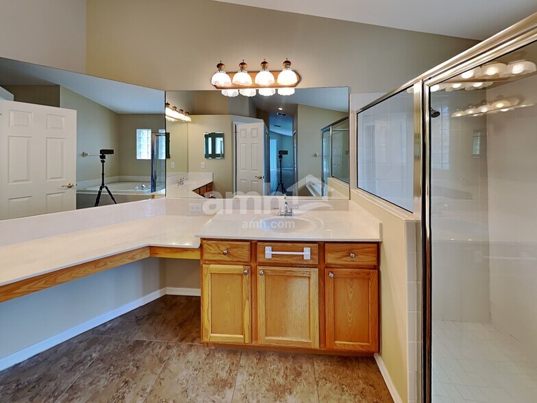 Building Photo - 10223 Meadow Crossing Dr