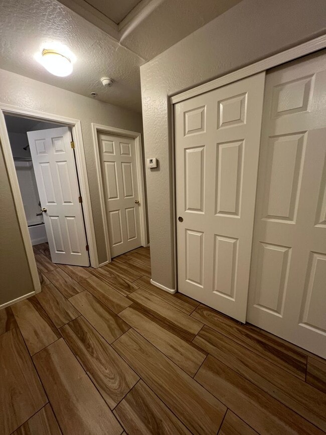 Building Photo - 3 BED 2.5 Bath $1450.