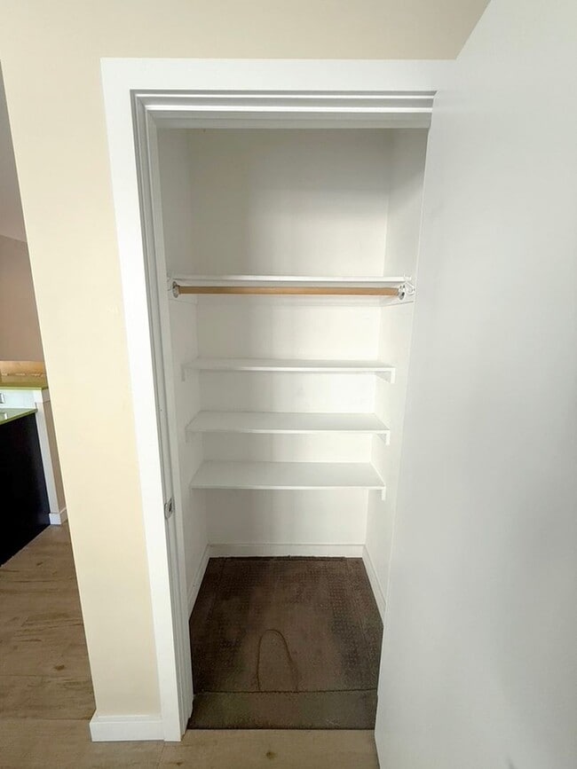 Building Photo - Charming Southside 2 Bedroom, 2.5 Bath Townhome