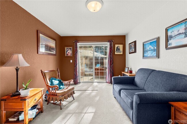 Building Photo - Quiet Updated Townhome in Prime Location!