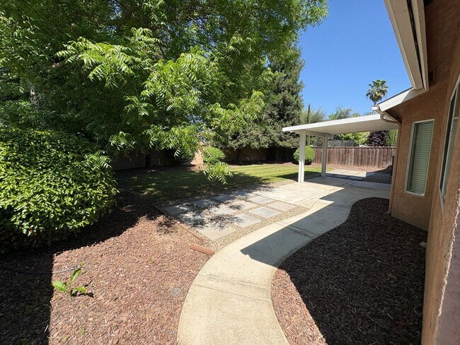 Building Photo - NW Visalia Available Now!