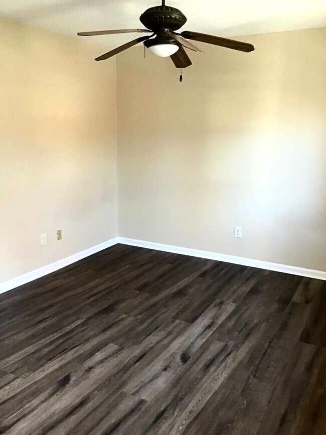 Building Photo - 1660 Skiffes Creek Cir