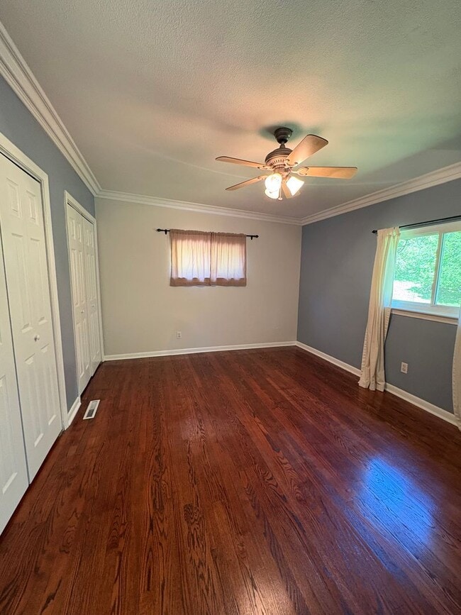 Building Photo - 4 Bedroom 2 Bath House