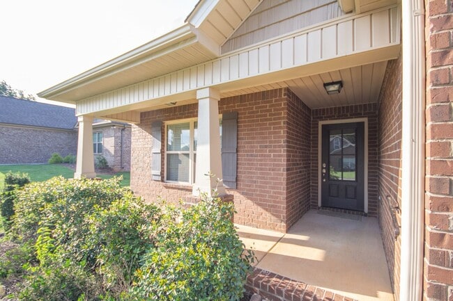 Building Photo - Spacious Full Brick in Athens City Limits!...