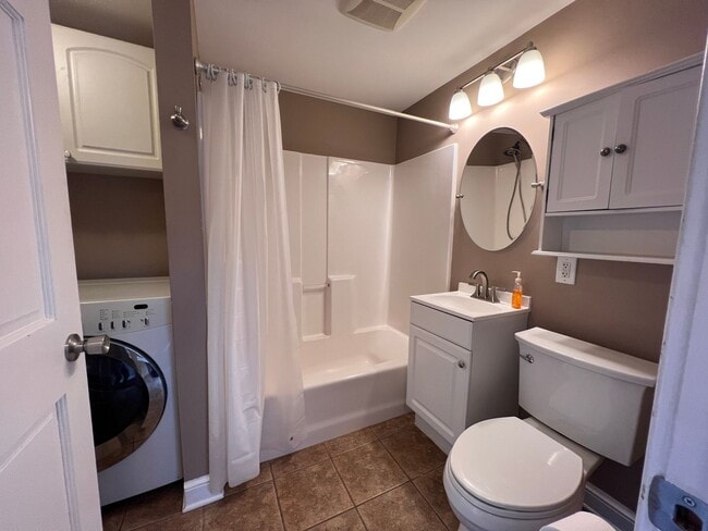 Building Photo - Welcoming Victorian with Modern Comforts *...