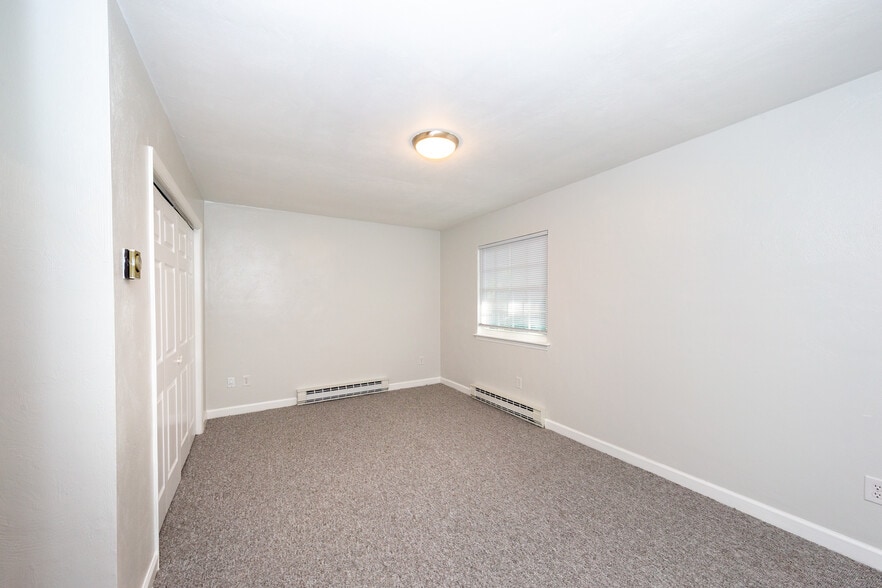 Building Photo - 9392 Pine Tree Rd