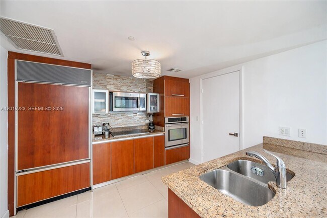 Building Photo - 17201 Collins Ave
