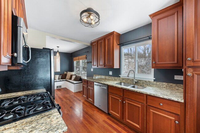 Building Photo - 242 S Finley Rd