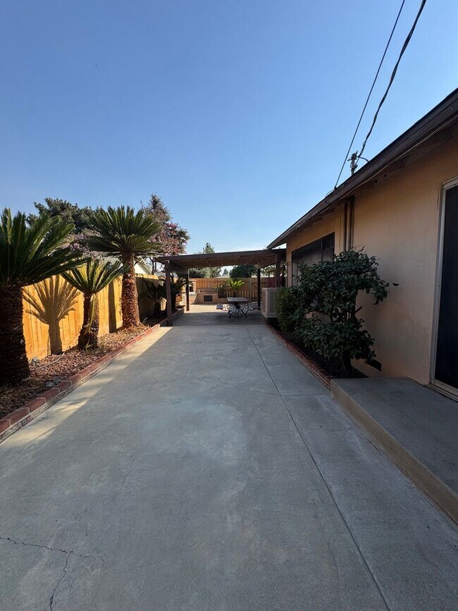 Building Photo - Charming Home Rent Ready !