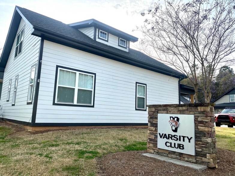 Building Photo - Varsity Club