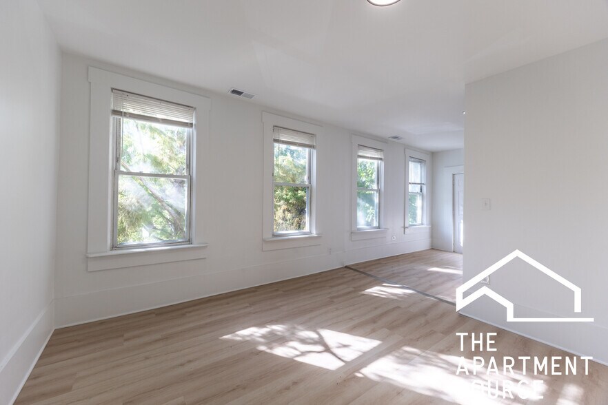 Building Photo - 2301 N Leavitt St