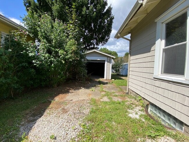 Building Photo - Sunny North Hill Bungalow • Hardwood Floor...
