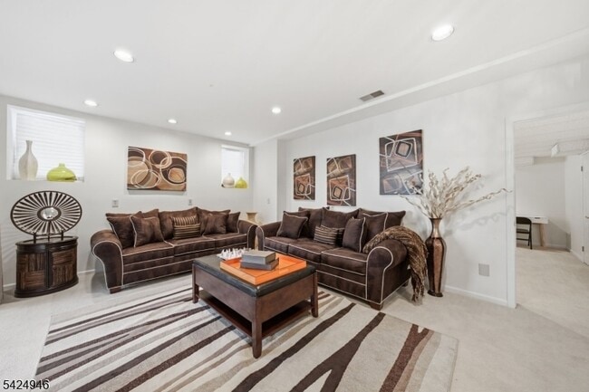 Building Photo - 11 Rosewood Ln