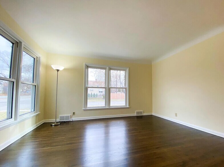 Building Photo - 1919 E 38th St