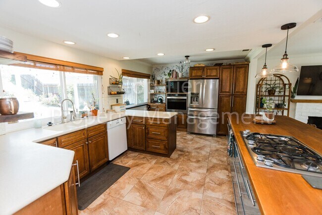 Building Photo - Beautifully Upgraded 3 Bed / 2 Bath Home –...
