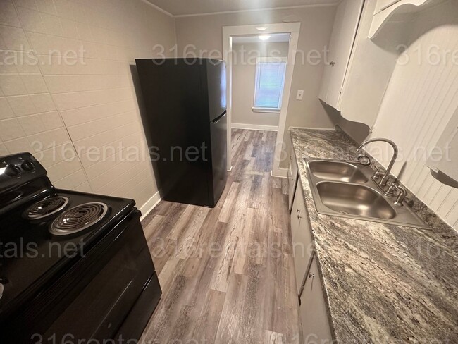 Building Photo - $775 - 2 bedroom / 1 bathroom - Single Fam...