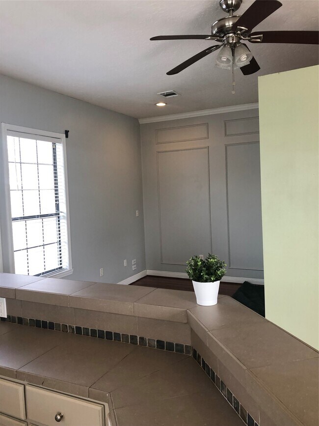 Building Photo - 543 W 27th St