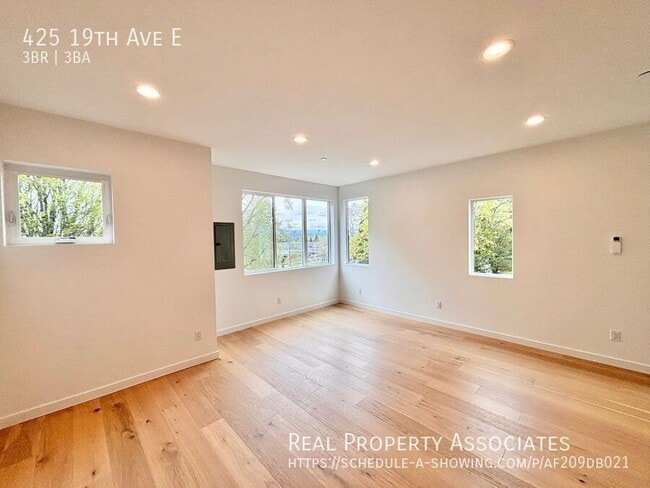 Building Photo - 425 19th Ave E